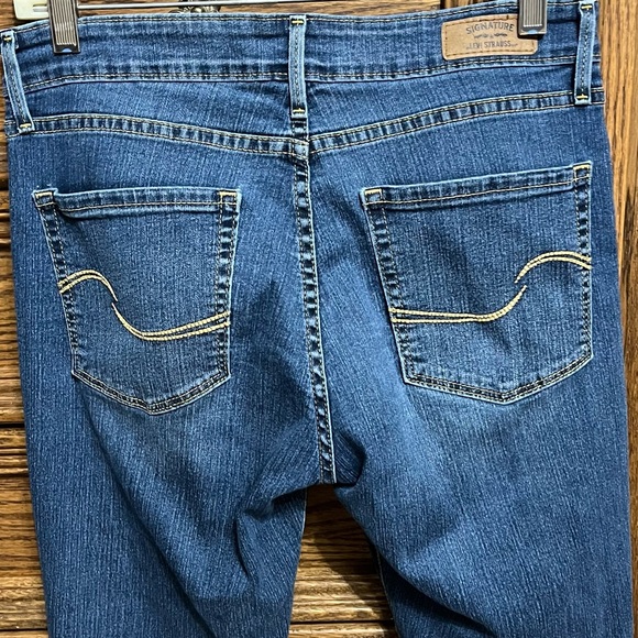 Levis Signature women modern capris, size 8, waist 29, smoke free, bundle & save - Picture 2 of 5